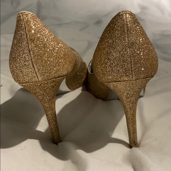 Sparkly Gold pointed pumps by Halston - Picture 2 of 4